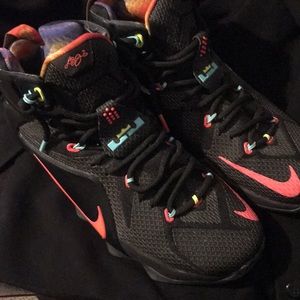 Lebron James sneakers. Missing one insole